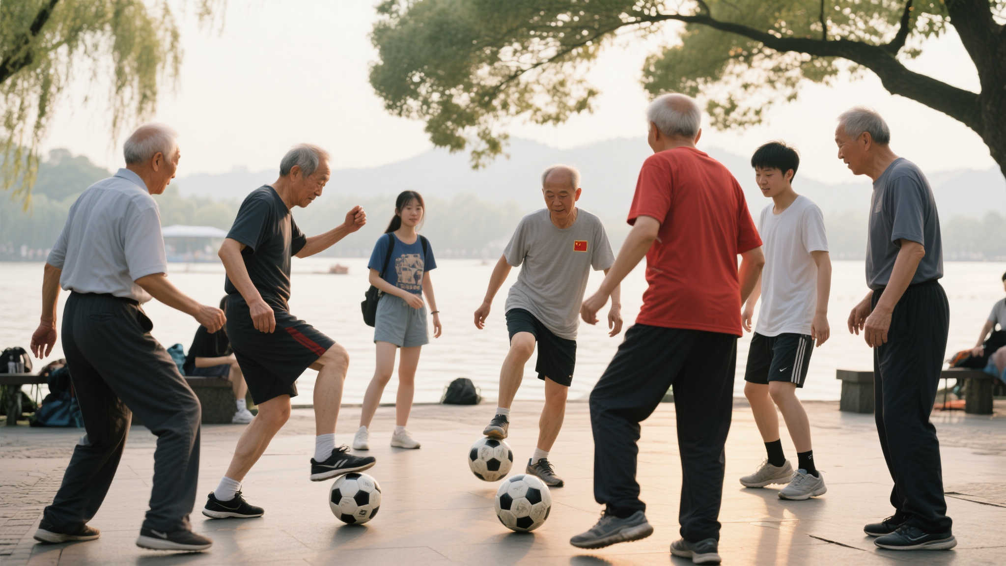 西湖晨练大爷踢球热情高涨,为国足加油鼓劲 西湖晨练大爷踢球热情高涨,为国足加油鼓劲